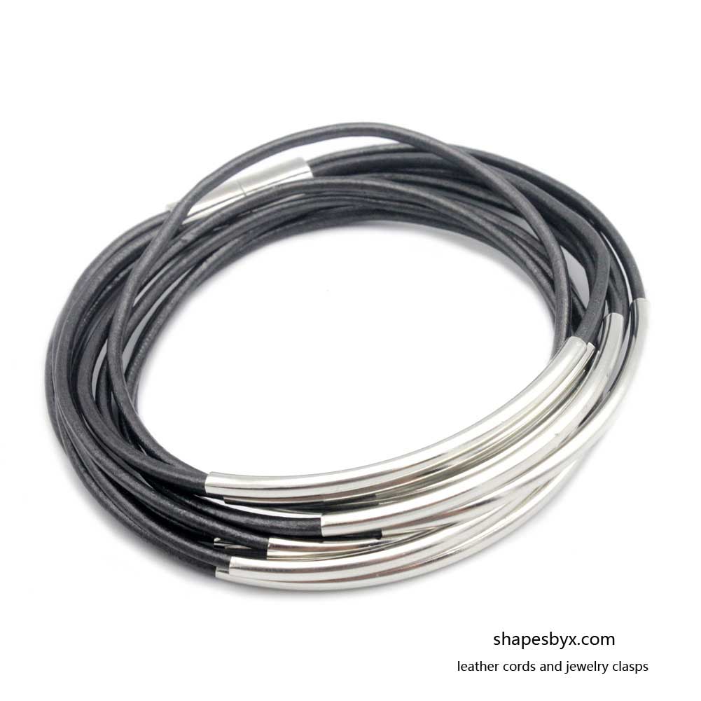 Leder-Wickelarmband mit magnetischem Ende und silbernen Röhren für Damen, Schwarz